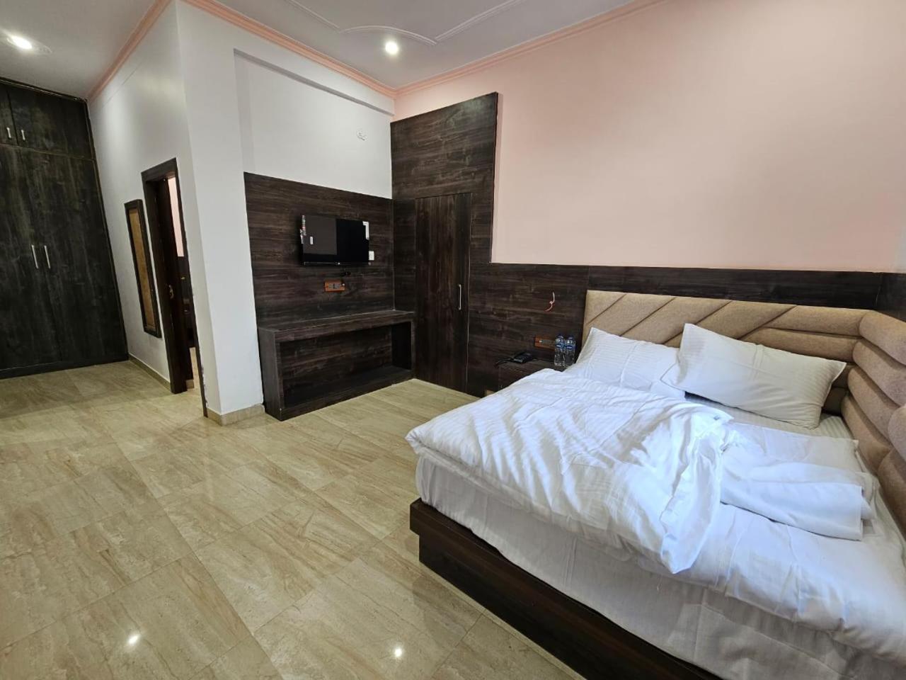 Shri Krishna Divine Dham Hotel Mathura Bagian luar foto