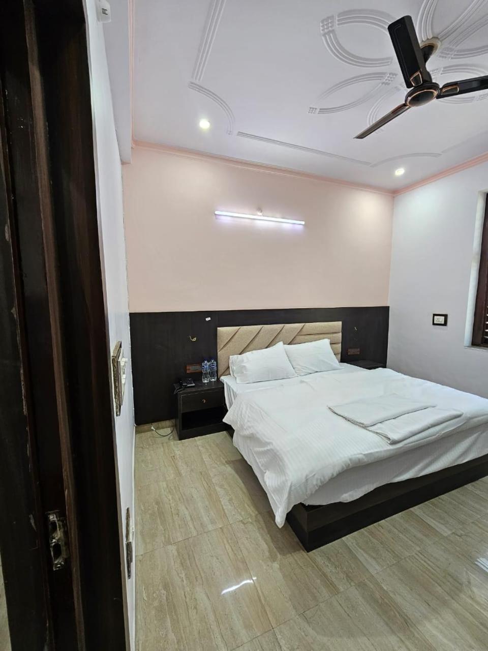 Shri Krishna Divine Dham Hotel Mathura Bagian luar foto