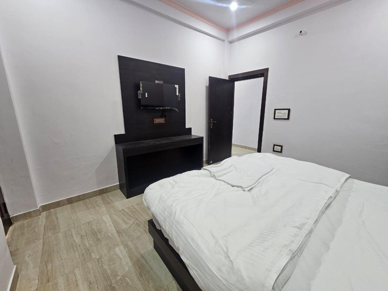 Shri Krishna Divine Dham Hotel Mathura Bagian luar foto