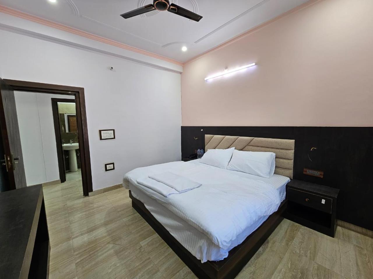 Shri Krishna Divine Dham Hotel Mathura Bagian luar foto