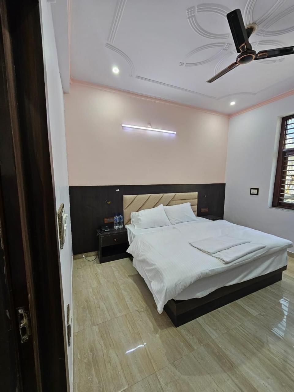 Shri Krishna Divine Dham Hotel Mathura Bagian luar foto