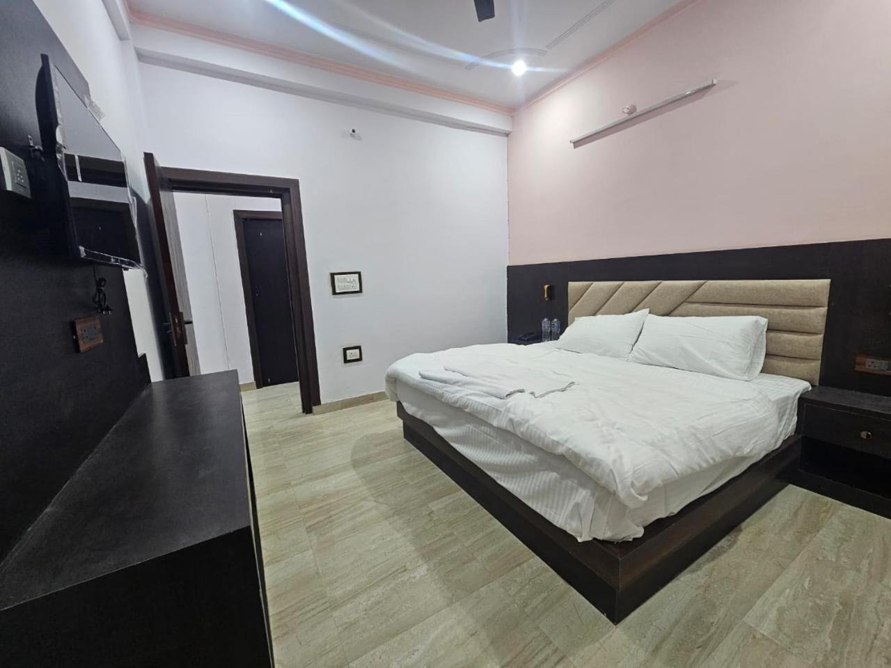 Shri Krishna Divine Dham Hotel Mathura Bagian luar foto