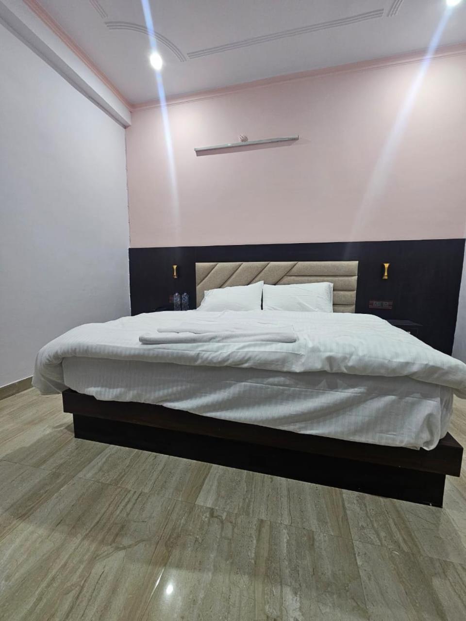 Shri Krishna Divine Dham Hotel Mathura Bagian luar foto
