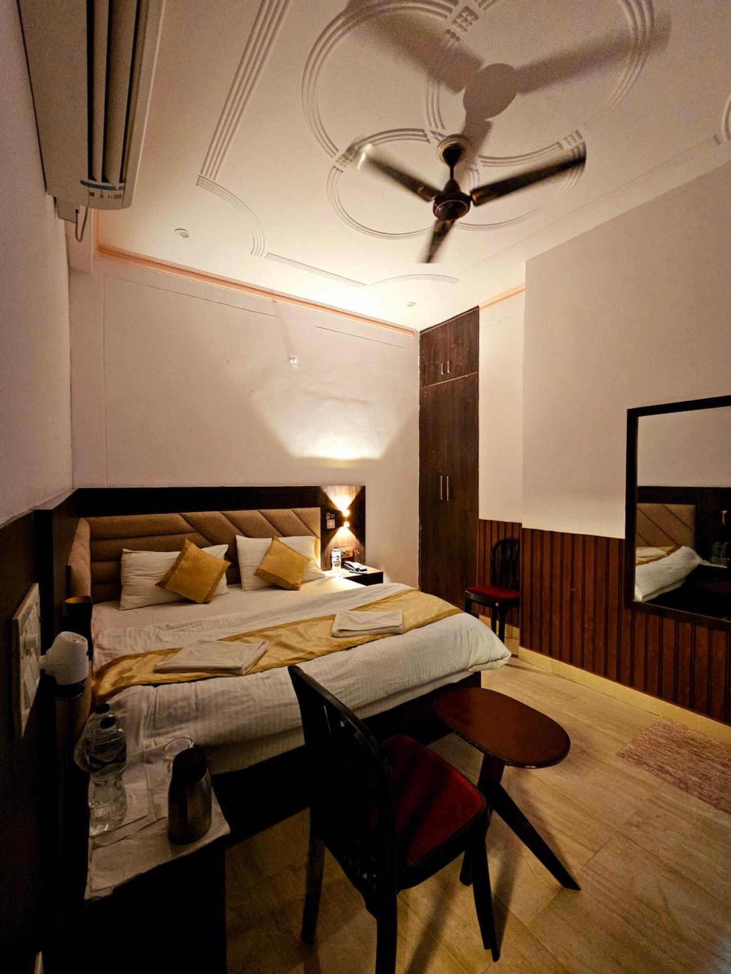 Shri Krishna Divine Dham Hotel Mathura Bagian luar foto