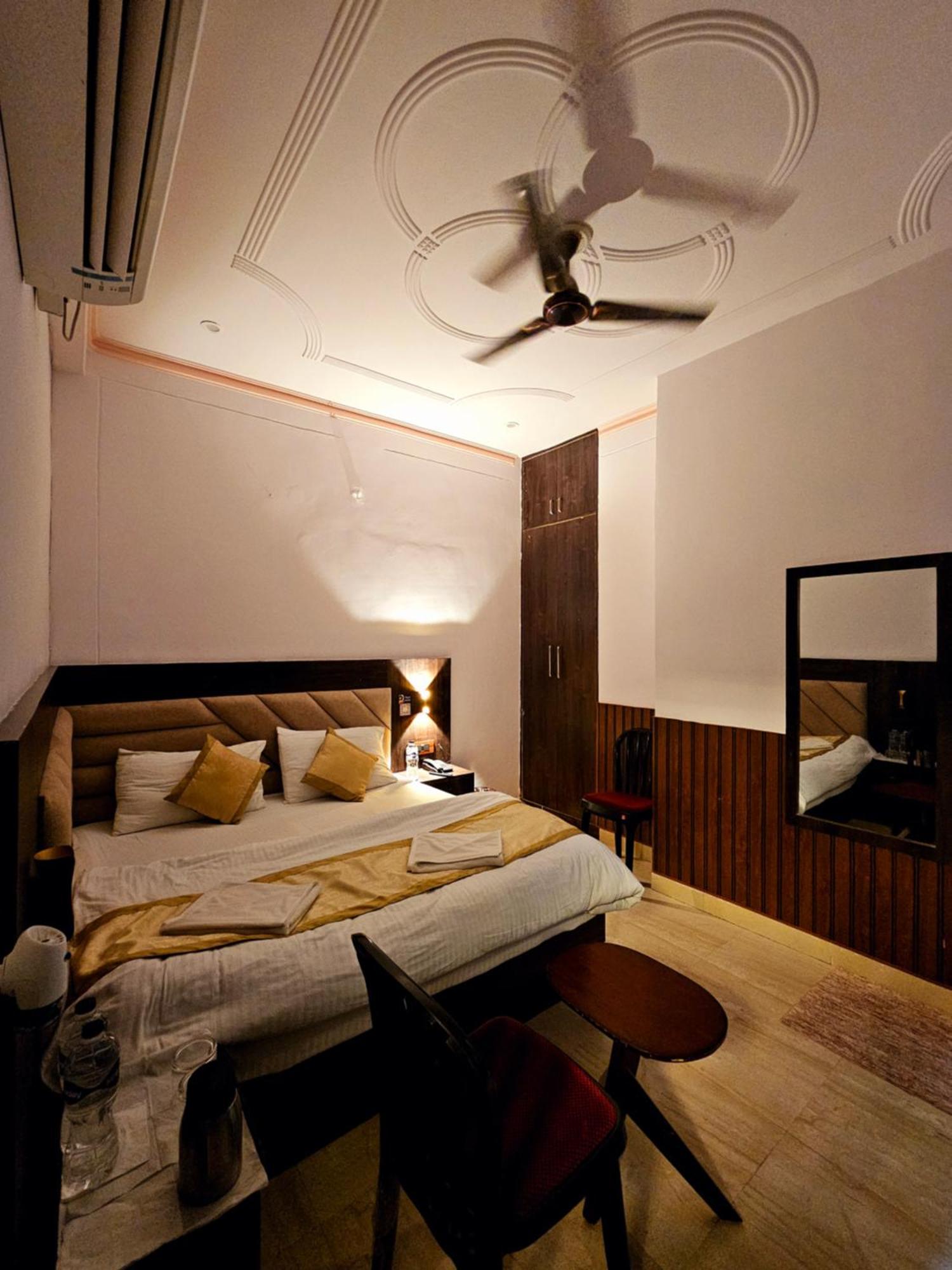 Shri Krishna Divine Dham Hotel Mathura Bagian luar foto