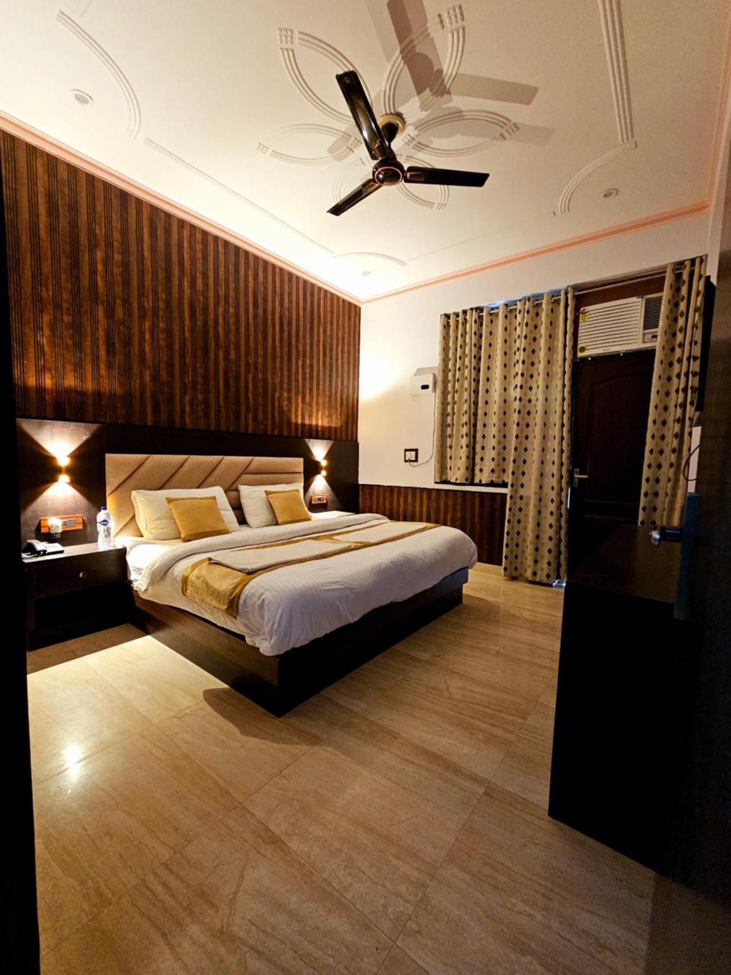 Shri Krishna Divine Dham Hotel Mathura Bagian luar foto