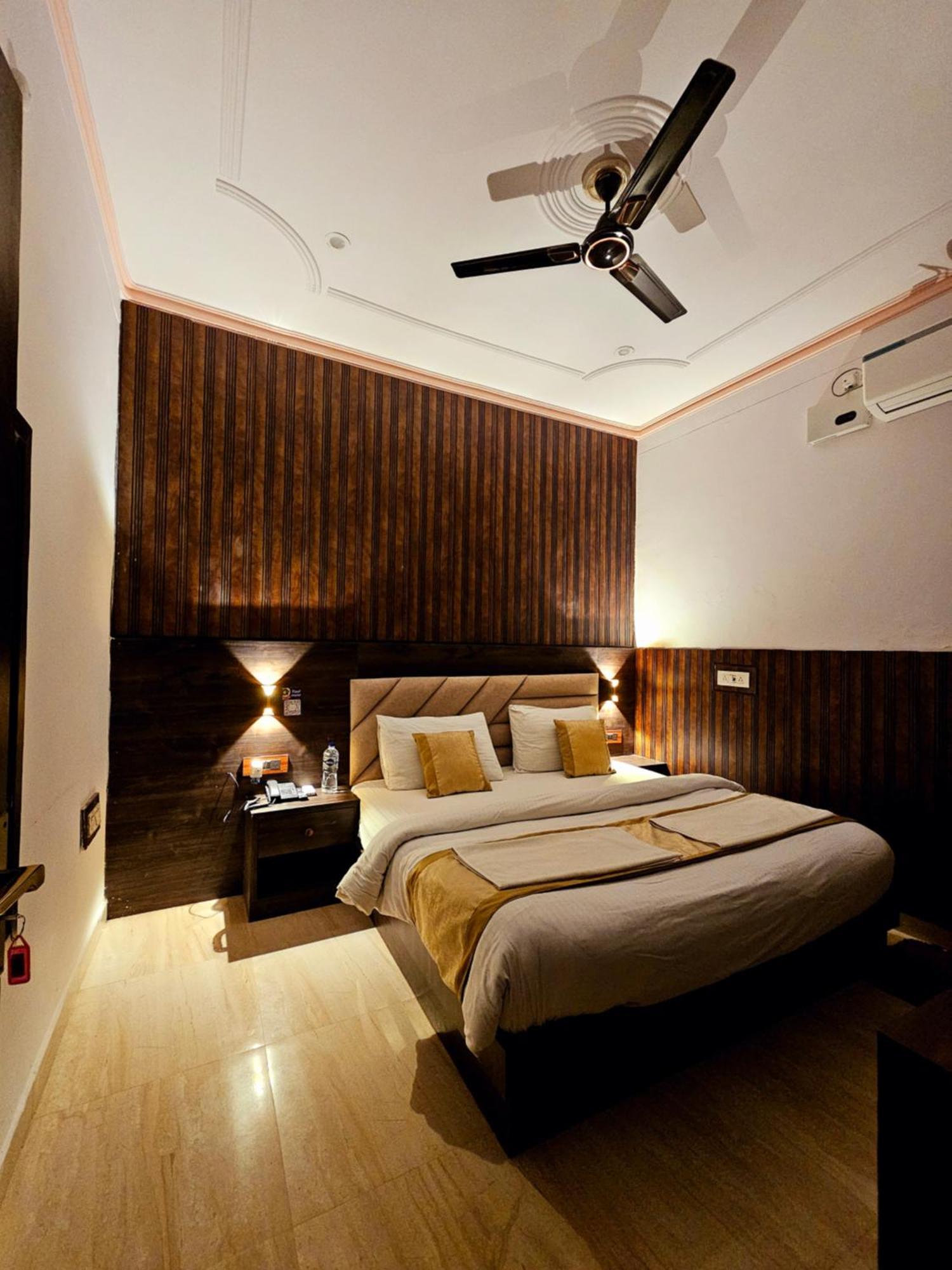 Shri Krishna Divine Dham Hotel Mathura Bagian luar foto