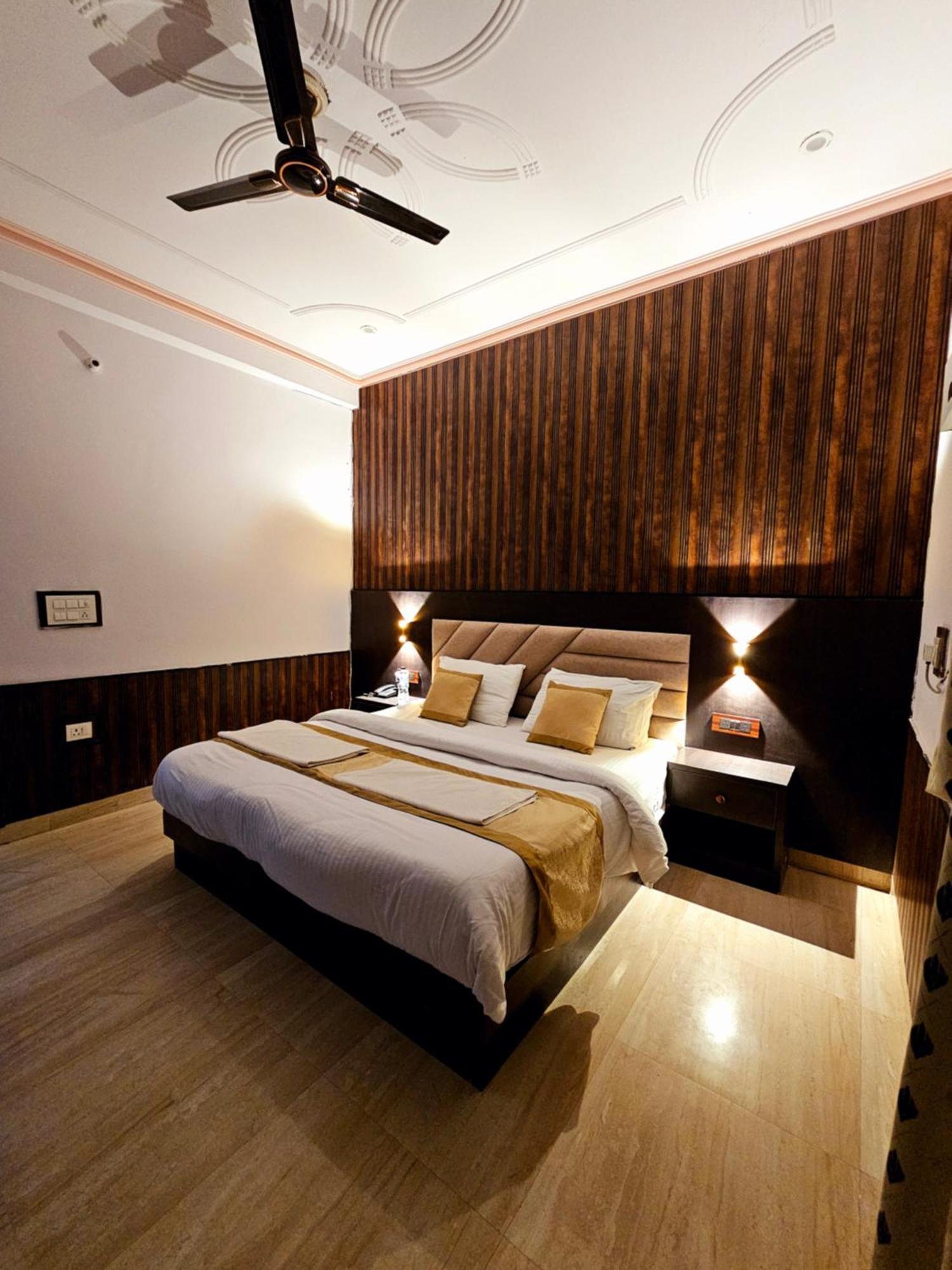 Shri Krishna Divine Dham Hotel Mathura Bagian luar foto