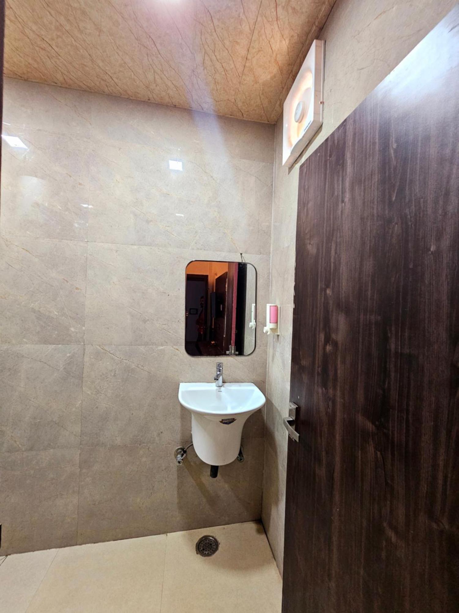 Shri Krishna Divine Dham Hotel Mathura Bagian luar foto