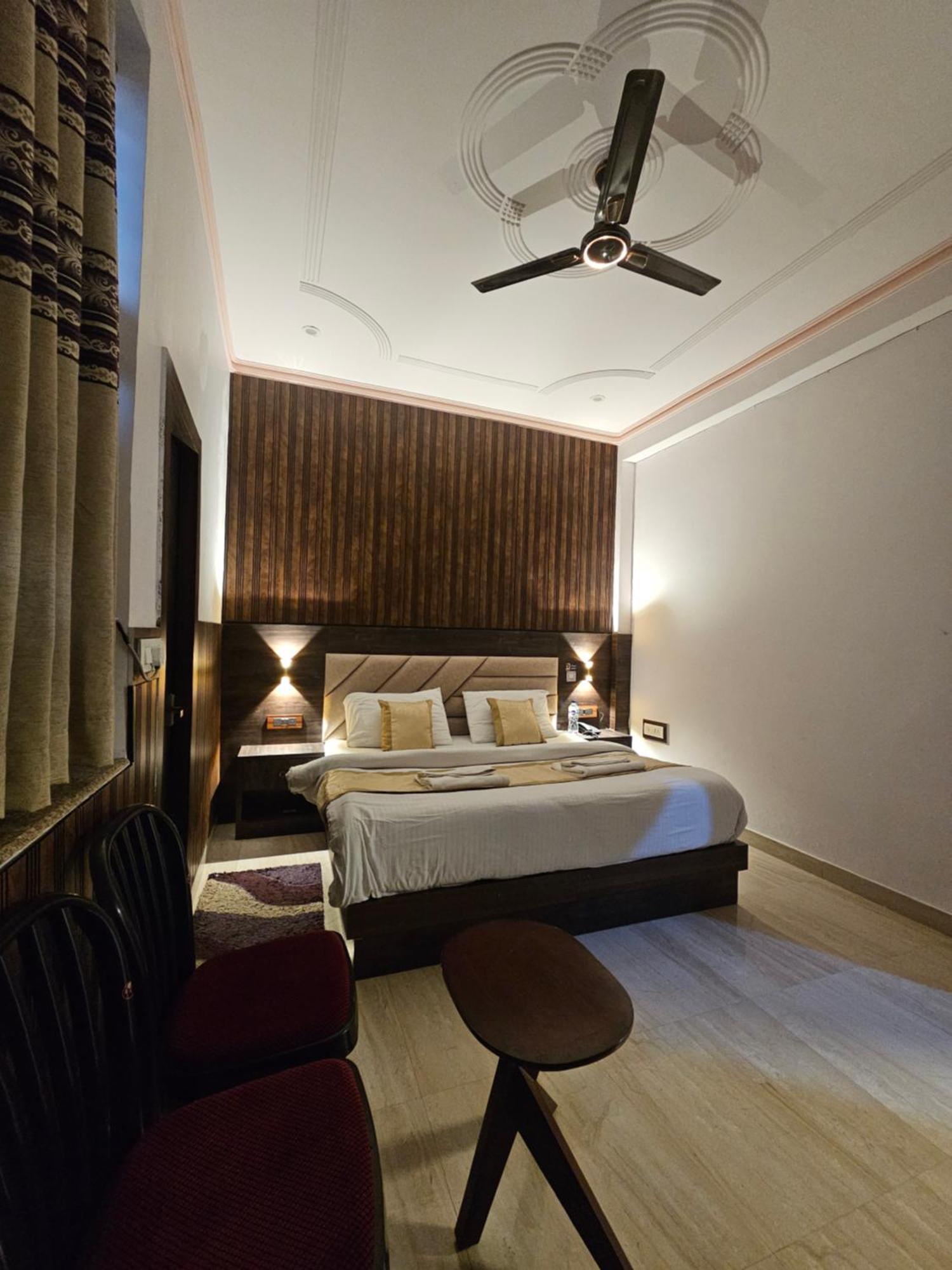 Shri Krishna Divine Dham Hotel Mathura Bagian luar foto