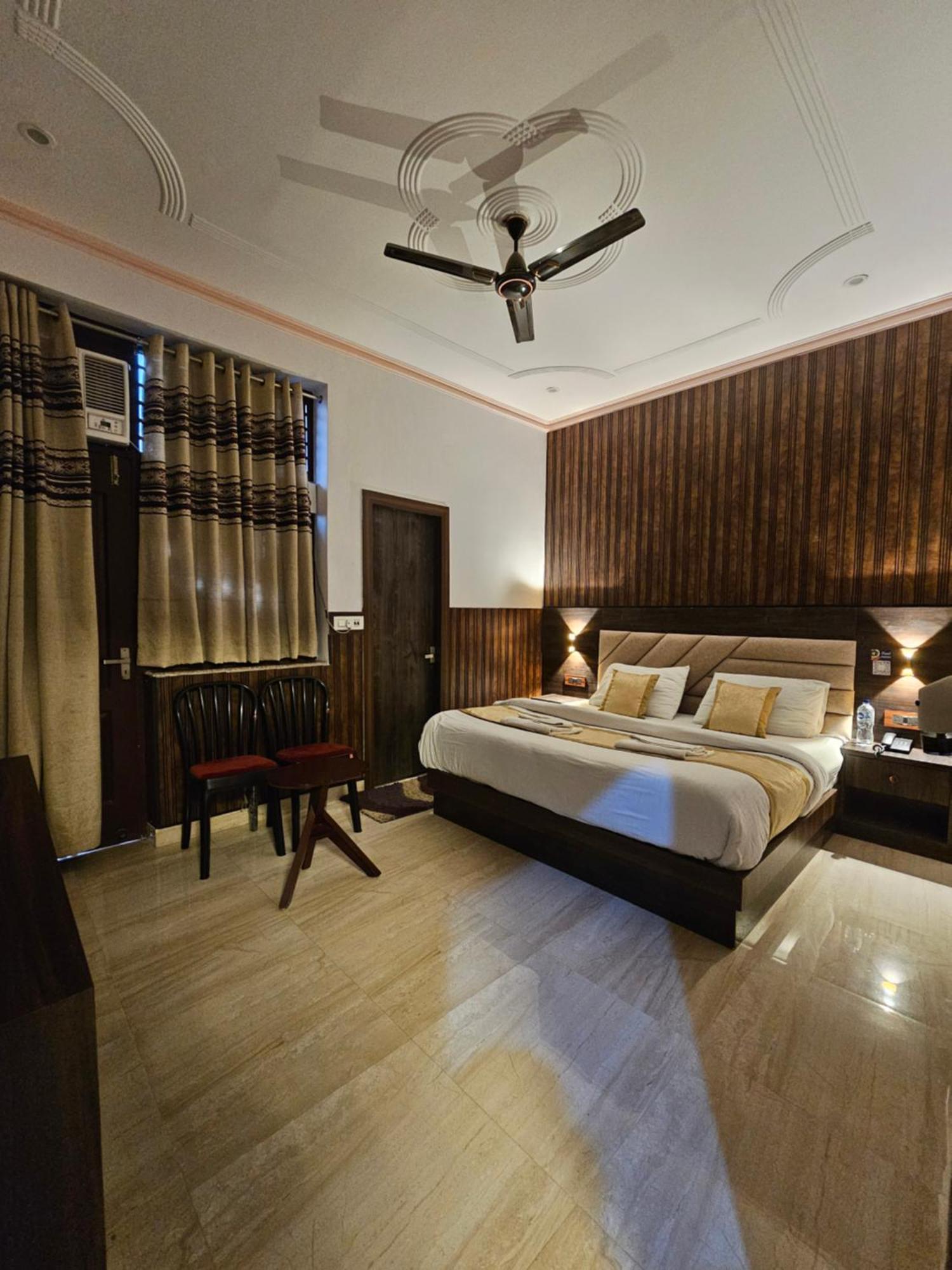 Shri Krishna Divine Dham Hotel Mathura Bagian luar foto