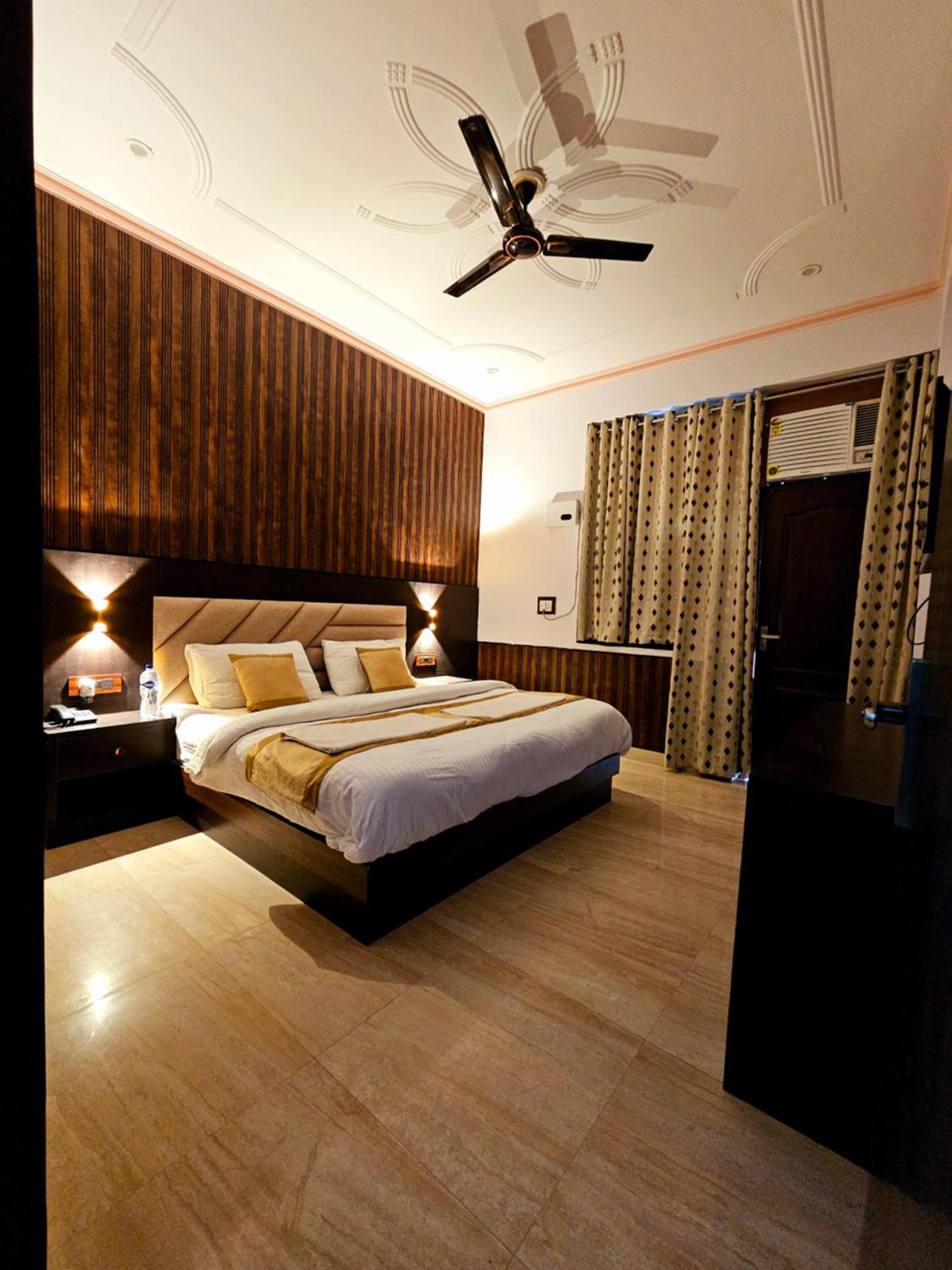 Shri Krishna Divine Dham Hotel Mathura Bagian luar foto
