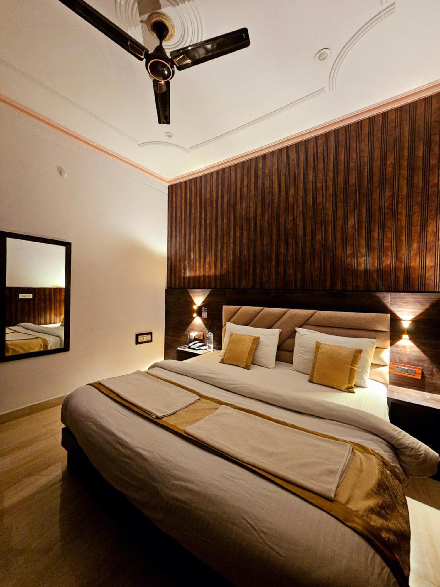Shri Krishna Divine Dham Hotel Mathura Bagian luar foto