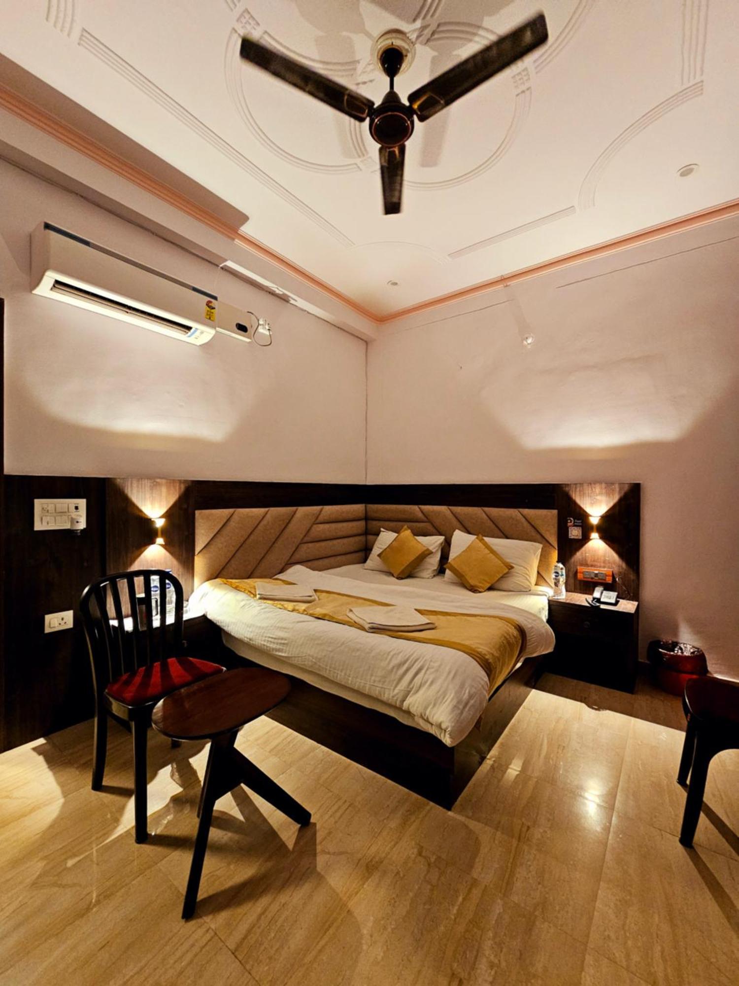 Shri Krishna Divine Dham Hotel Mathura Bagian luar foto