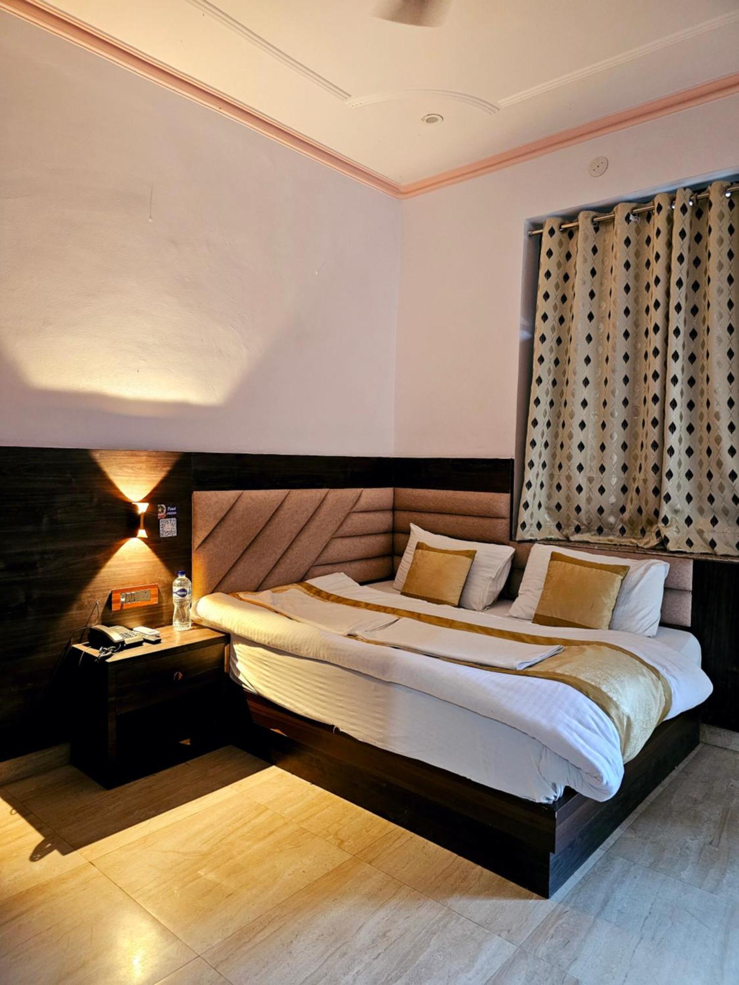 Shri Krishna Divine Dham Hotel Mathura Bagian luar foto